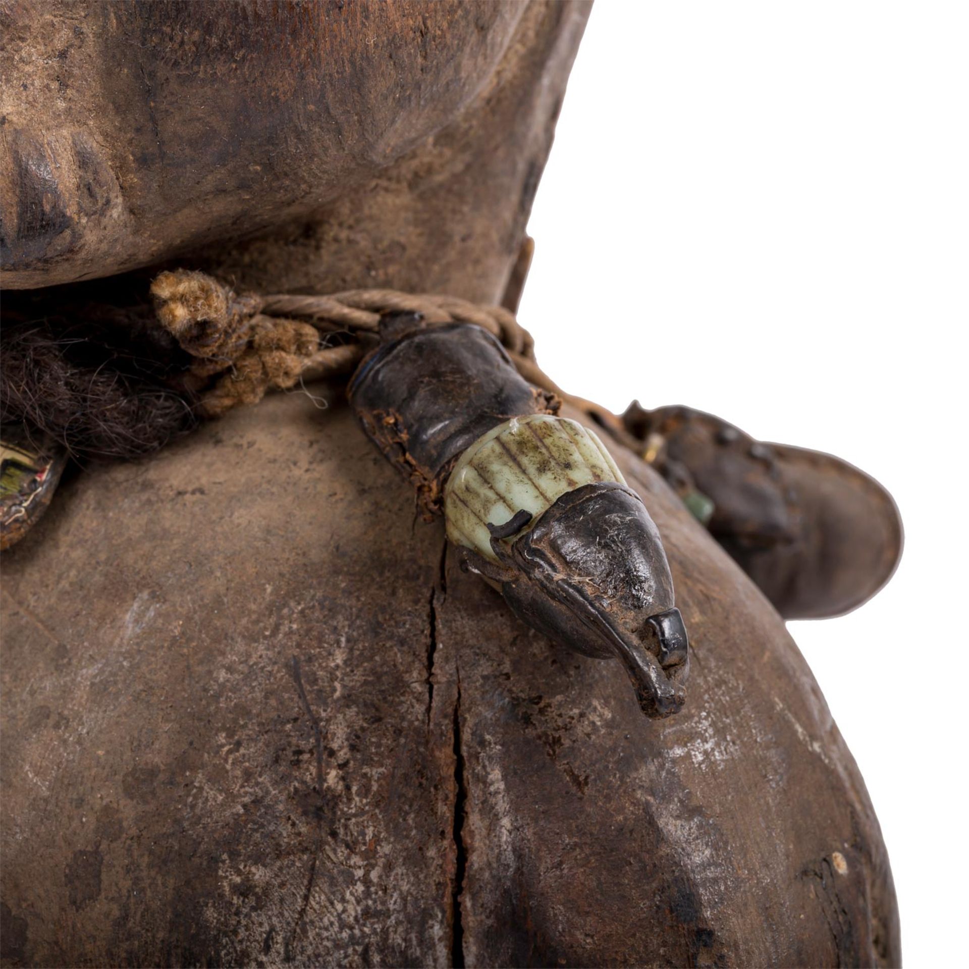 Skulptur einer magischen männlichen Figur. KAMERUN/AFRIKA, um 1900 oder älter. - Image 6 of 10