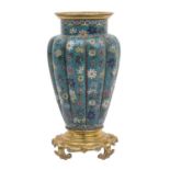 Cloisonné-Vase in Ormolu-Montierung. CHINA, 19. Jh.,