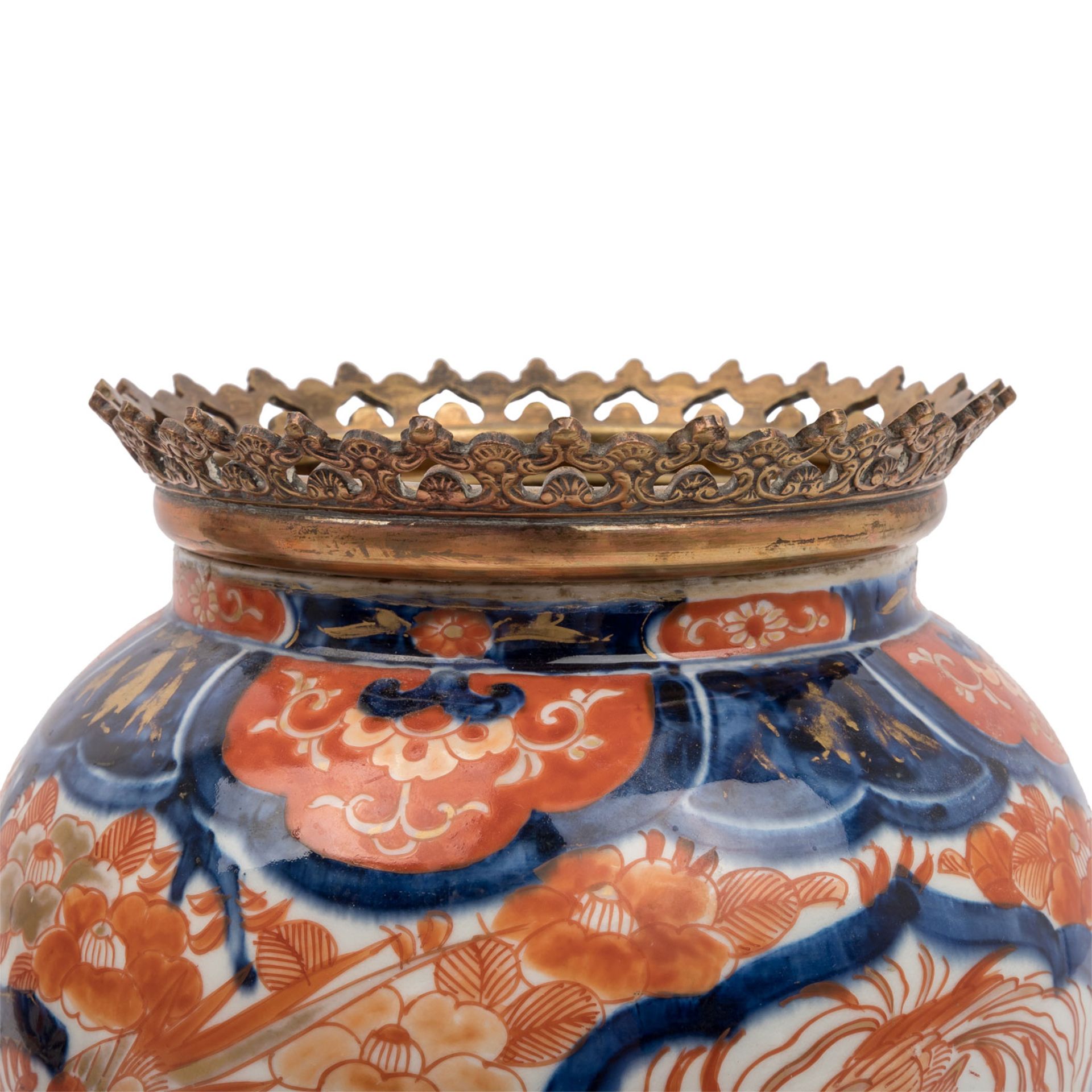 2 Imari-Vasen und 1 Imari-Cachepot mit Ormolu-Montierung, JAPAN: - Bild 13 aus 13