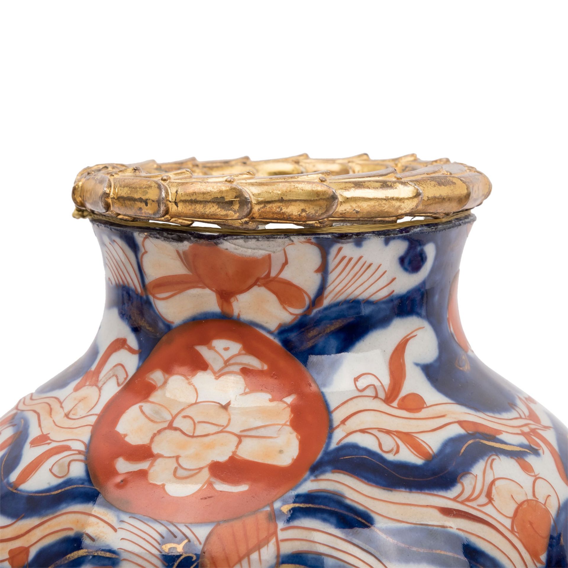 2 Imari-Vasen und 1 Imari-Cachepot mit Ormolu-Montierung, JAPAN: - Bild 12 aus 13