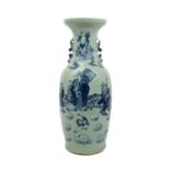 Seladonfarbene Bodenvase. CHINA, wohl um 1900.