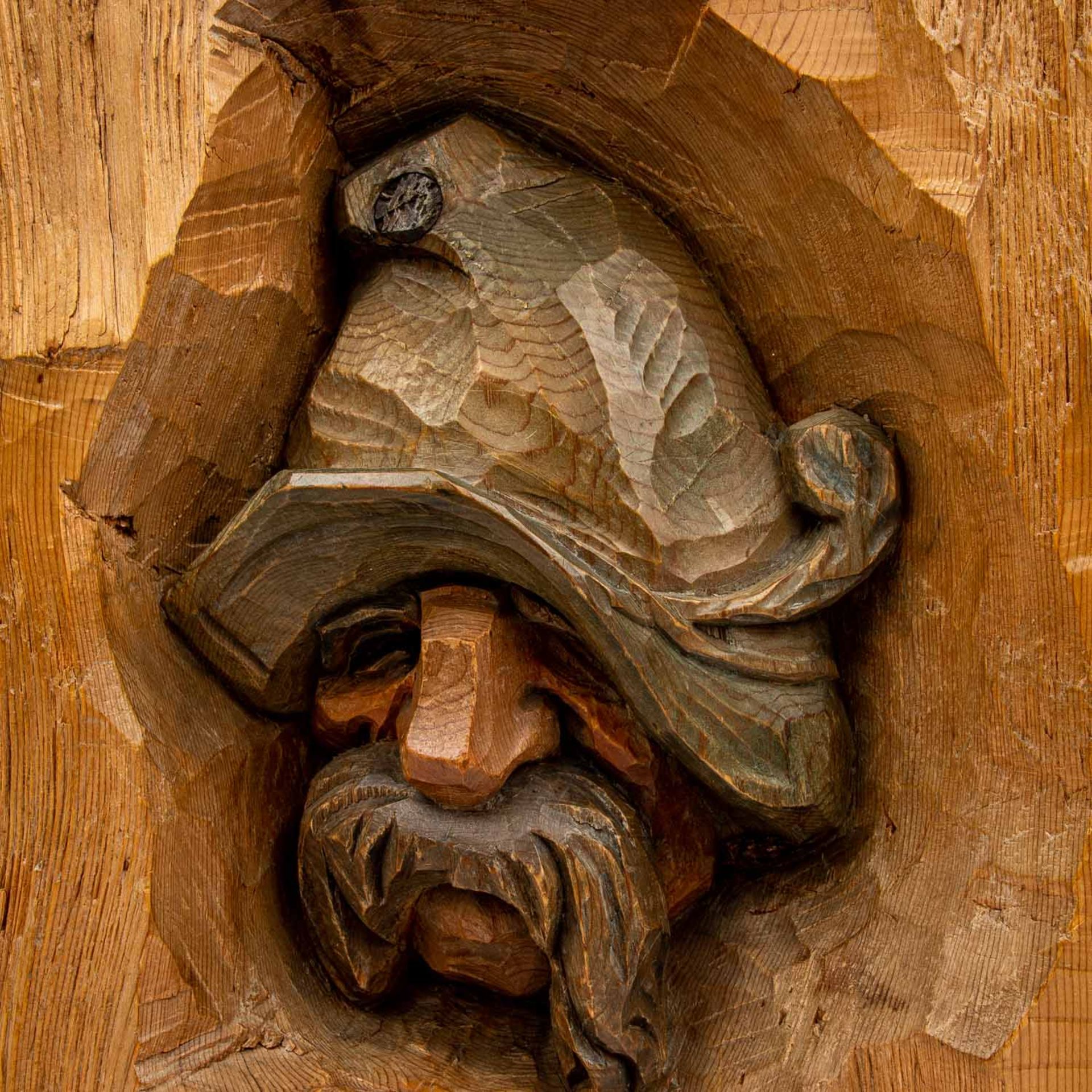 SÜDTIROLER BILDHAUER 20. Jh., Relief "Männerkopf mit Oberlippenbart und Hut", - Bild 2 aus 6