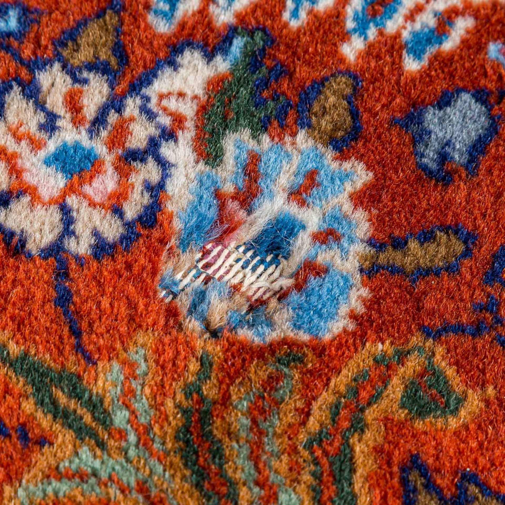 Orientteppich mit Seide. MOUD/IRAN, 20. Jh., 294x201 cm. - Bild 6 aus 6