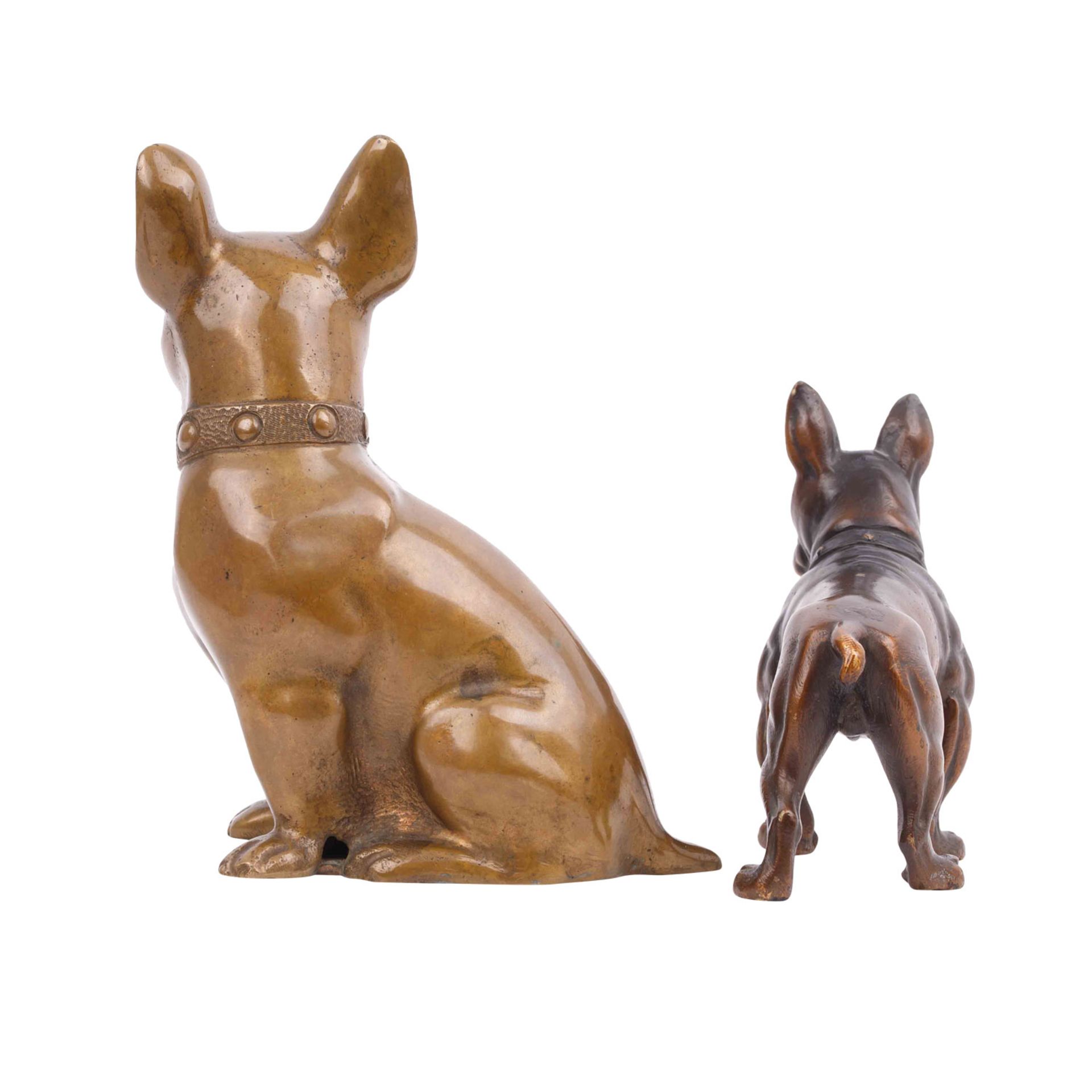 Zwei figürliche Bulldoggen aus Bronze, - Bild 3 aus 5
