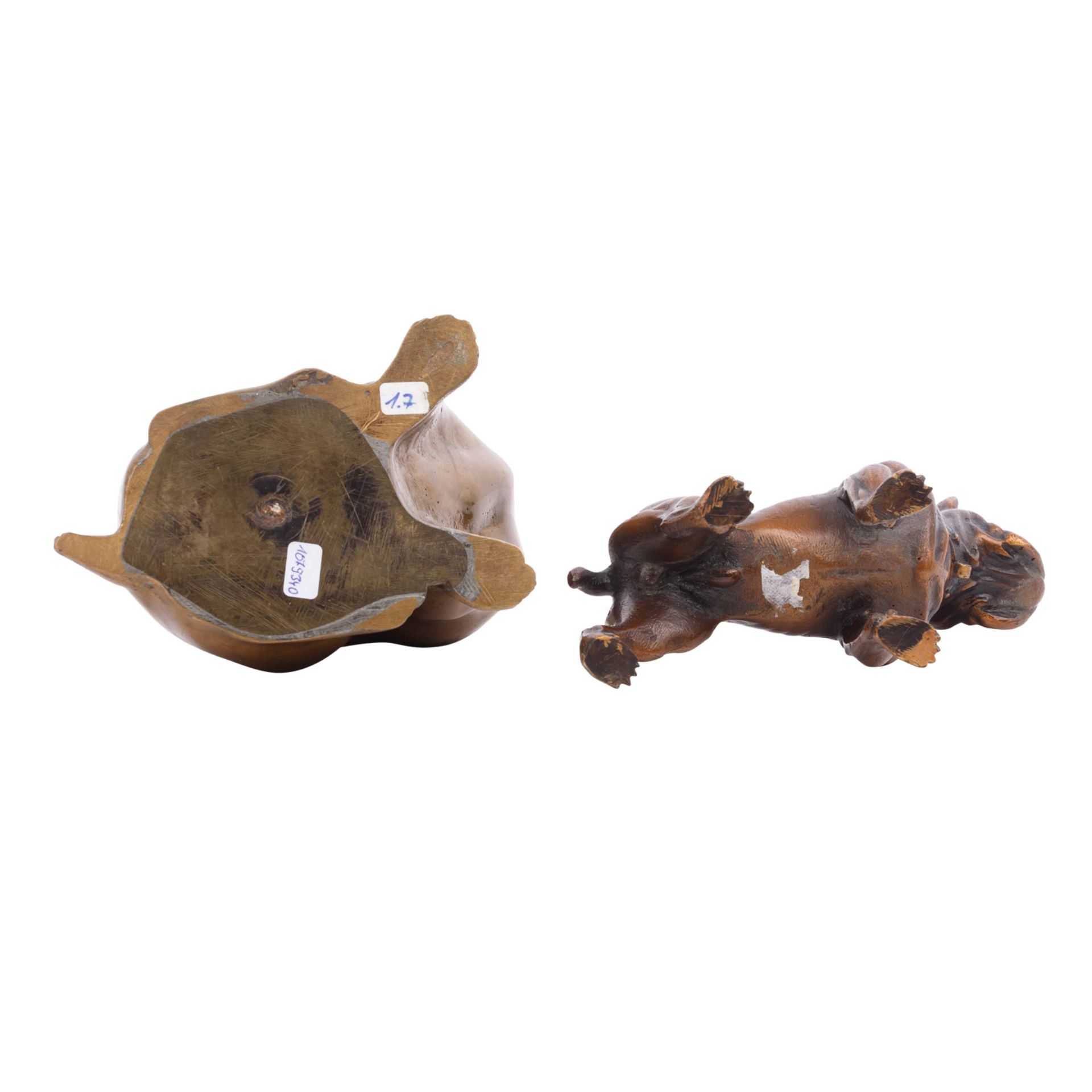 Zwei figürliche Bulldoggen aus Bronze, - Bild 5 aus 5