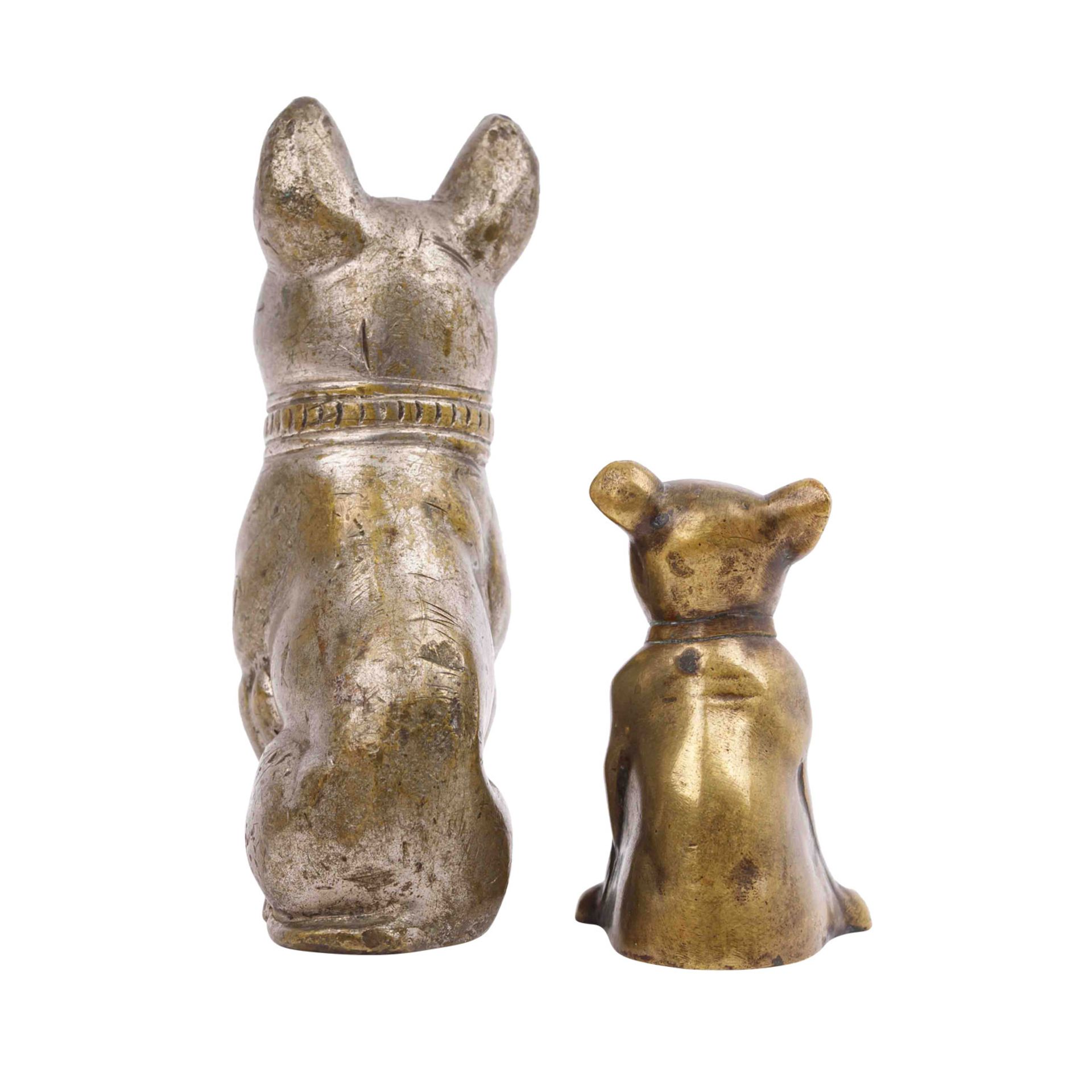 Zwei Bronzefiguren sitzender Bulldoggen, - Bild 3 aus 5
