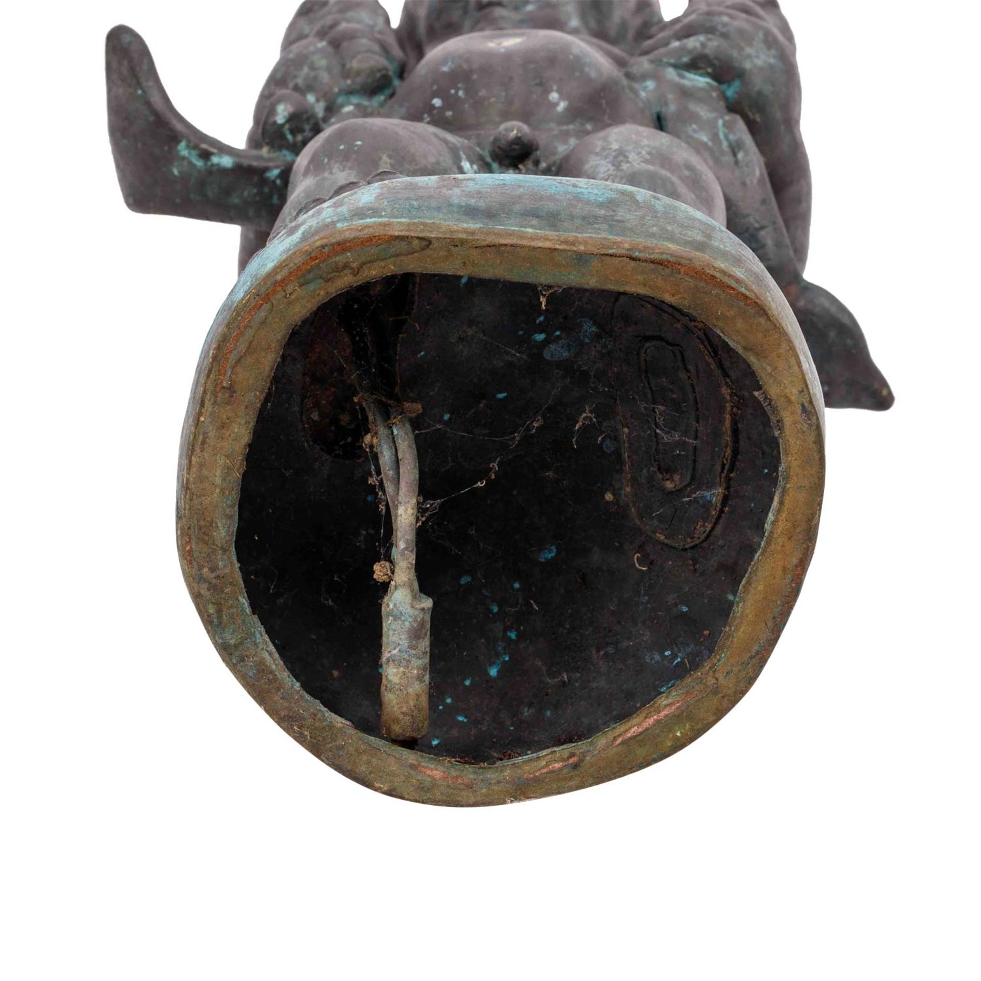Dekorative Brunnenfigur nach dem Vorbild des "Fischpüddelchen" oder "Fischer-Buberl", 20. Jh., - Bild 6 aus 6
