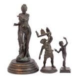 GÖRLING, FELIX u.a. 20. Jhd. Konvolut 3 Figuren: ein weiblicher Akt und zwei antike Bronzerepliken,
