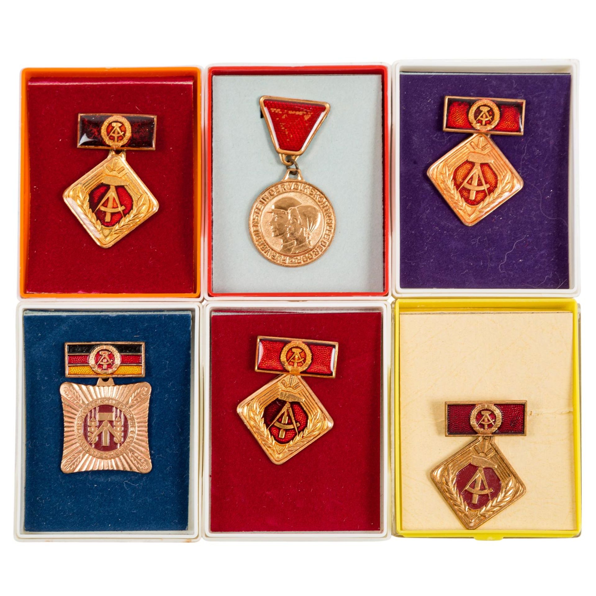DDR - Konvolut Auszeichnungen, darunter - Bild 2 aus 4