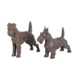 BILDHAUER/IN 19./20. Jh., 2 Hundefiguren "Airdaleterrier" und "Scottish Terrier",