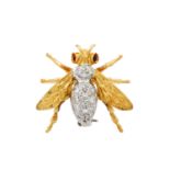 Brosche "Fliege" mit 2 Rubinen und 17 Diamanten von zus. ca. 0,2 ct,