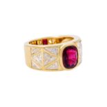 Ring mit feinem Rubin und 12 Diamanten im Triangelschliff zus. ca. 2,4 ct,