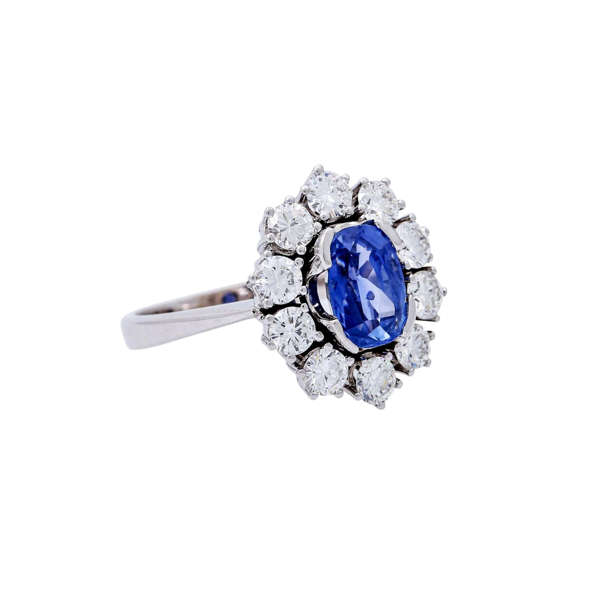 Ring mit feinem Saphir entouriert von 10 Brillanten zus. ca. 1,17 ct,