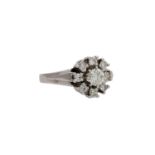 Ring mit Diamanten von zus. ca. 0,54 ct als Rosette angeordnet,