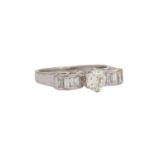 Ring mit Brillant von ca. 0,6 ct flankiert von 8 Diamanten