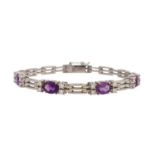 Armband mit 4 Amethysten und 16 Brillanten von zus. ca. 1,1 ct,