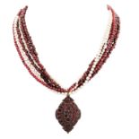 Collier mit Granat und Zuchtperlen,