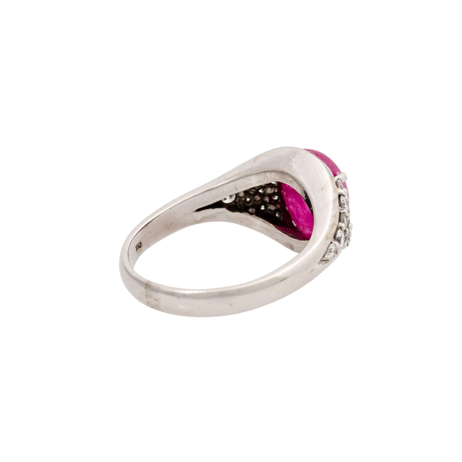 Ring mit Rubincabochon ca. 5 ct, flankiert von Brillanten von zus. ca. 0,5 ct, - Bild 3 aus 4