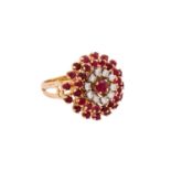 Ring mit Rosette aus Rubinen und 10 Brillanten zus. ca. 0,3 ct,