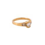 Ring mit Brillant ca. 0,5 ct flankiert von 4 Diamanttrapezen,