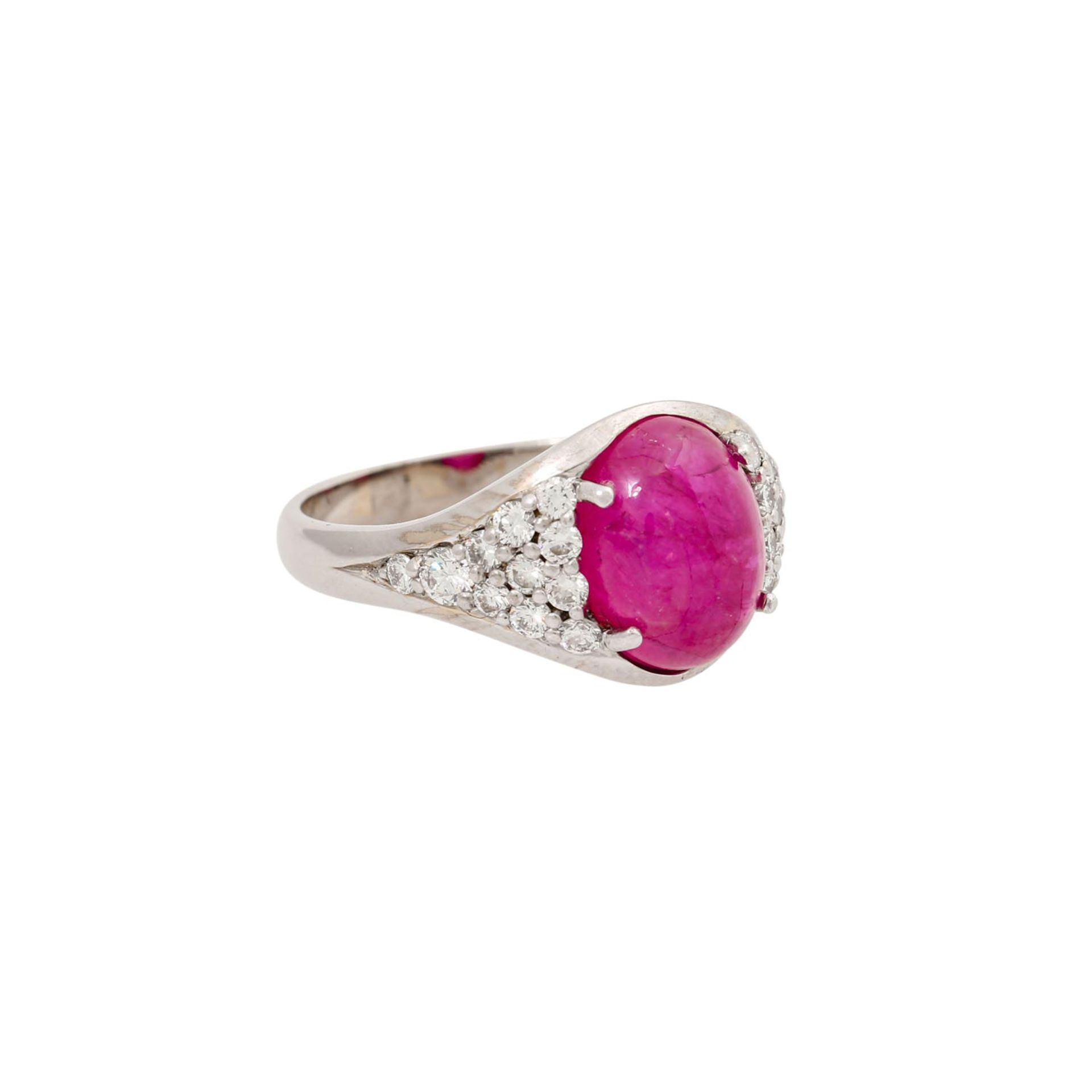 Ring mit Rubincabochon ca. 5 ct, flankiert von Brillanten von zus. ca. 0,5 ct,