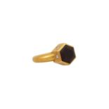 Designerring mit sechseckigem Granat und Brillanten, zus. ca. 0,2 ct,