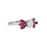 Ring mit Brillant ca. 0,51 ct flankiert von Rubinnavettes,