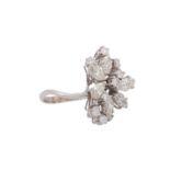 Ring mit 6 Diamantnavettes und 9 Brillanten zus. ca. 1,2 ct,