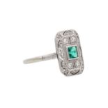 Art Déco Ring mit Smaragd, 4 Altschliffdiamanten