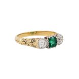 Ring mit Smaragd ca. 0,40 ct und 2 Altschliffdiamanten