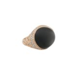 Ring mit Onyx Cabochon und Brillanten