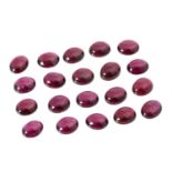 20 kalibrierte ovale Rhodolith-Granat-Cabochons von zus. ca. 75,6 ct,