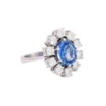 Ring mit Saphir ca. 2,6 ct umgeben von 10 Brillanten zus. ca. 1,2 ct,