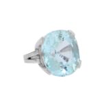 Ring mit großem Aquamarin von ca. 30 ct und hellem Blau,