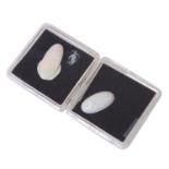 Konvolut von 2 ovalen Opal-Cabochons von zus. ca. 13,6 ct,