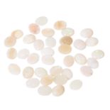 36 ovale kalibrierte Opal-Cabochons von zus. ca. 50,9 ct,