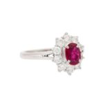 Ring mit Rubin entouriert von Brillanten zus. ca. 0,86 ct (punziert),