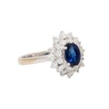 Ring mit Saphir umgeben von Diamanten zus. ca. 0,9 ct,