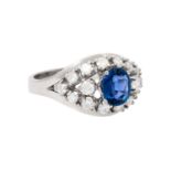 Ring mit synthetischem Saphir umgeben von 16 Brillanten zus. ca. 0,6 ct,