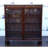 Mahogany serpentine display cabinet, with lancet arched doors on bracket feet, H115 W107 D32.5 cm