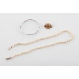 Single strand pearl necklace, strung with knots, with a stamped 9 ct gold clasp, pearl size