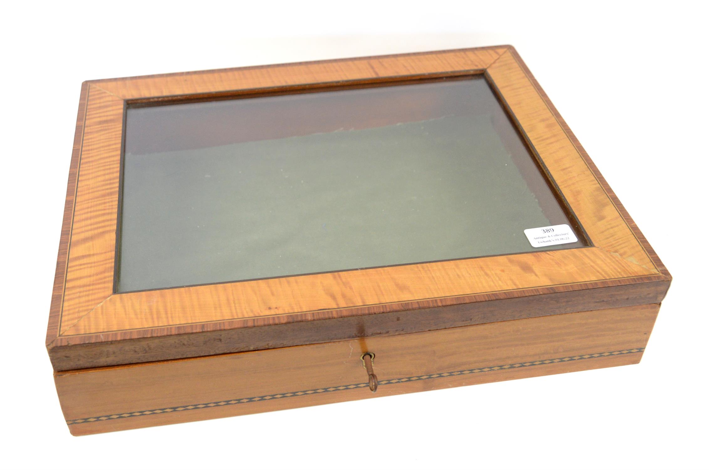 Crossbanded satinwood table top bijouterie cabinet, with glazed hinged lid, H10 W46 D36 cm
