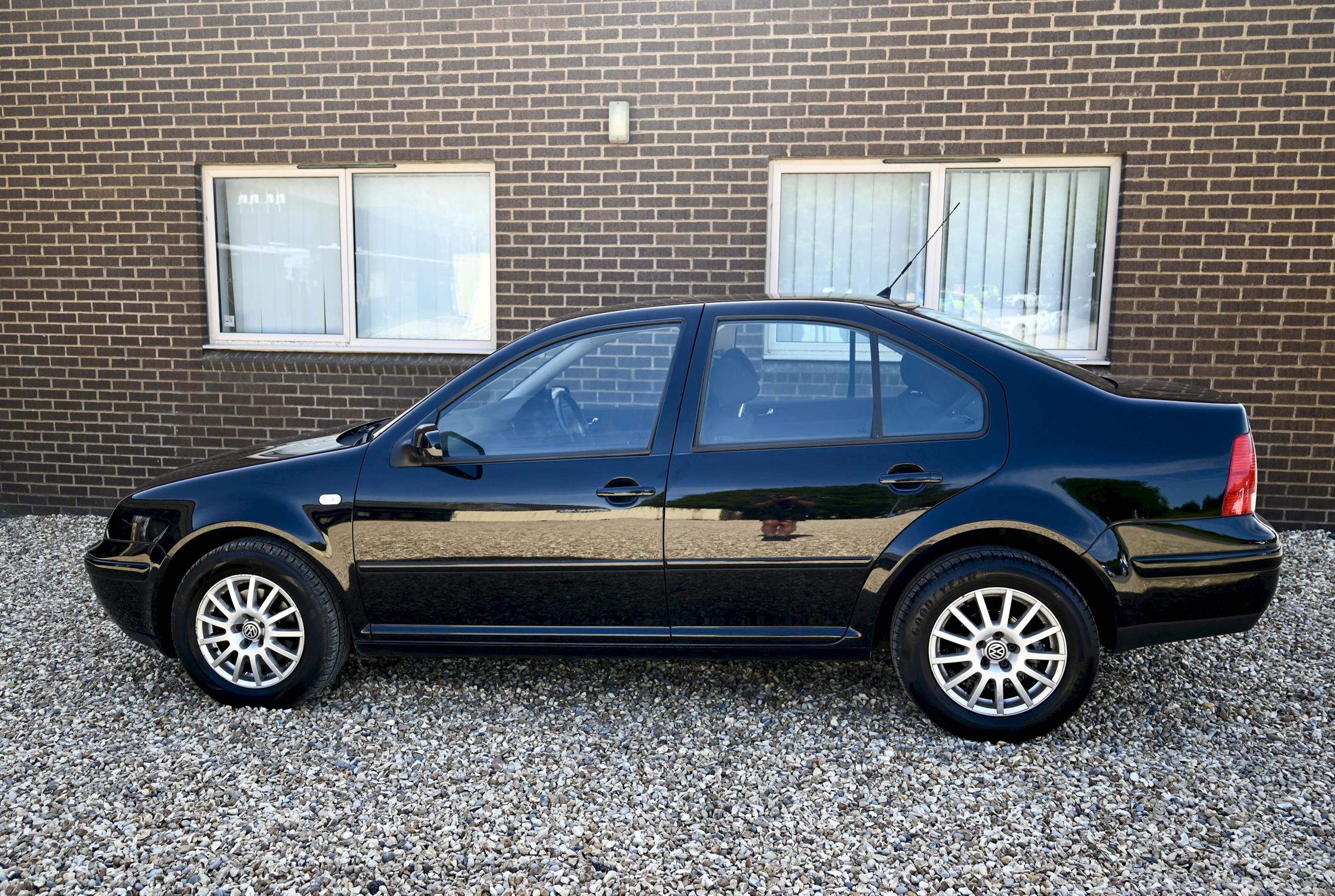 2003 (Mk 4) VW Bora ST 1.8T Black coachwork with charcoal cloth upholstery. 5-speed manual, - Image 6 of 16