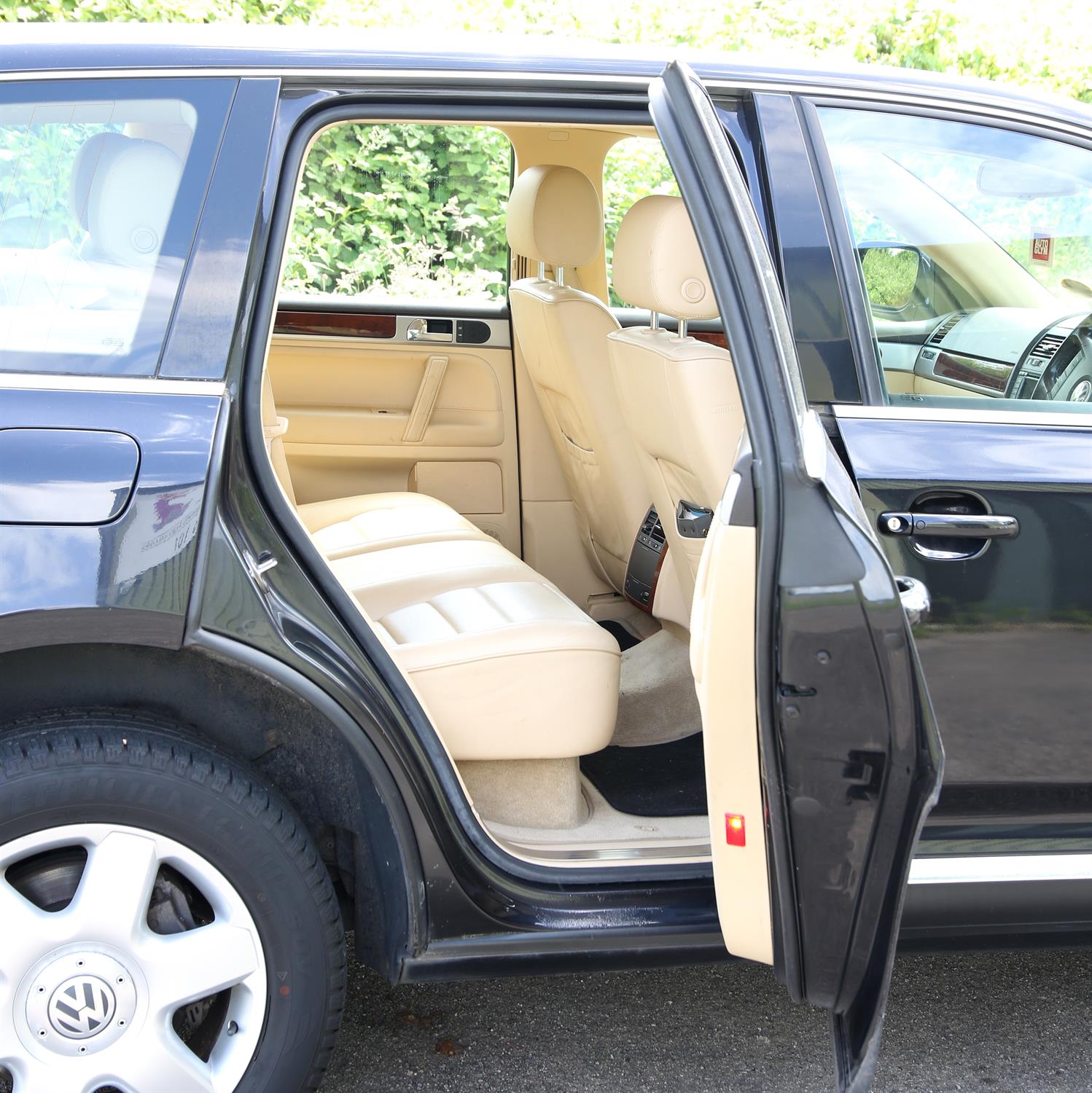 Volkswagen Touareg V10, 4.9L automatic 4X4. - Full service history. - One family owner. - 79, - Image 5 of 8