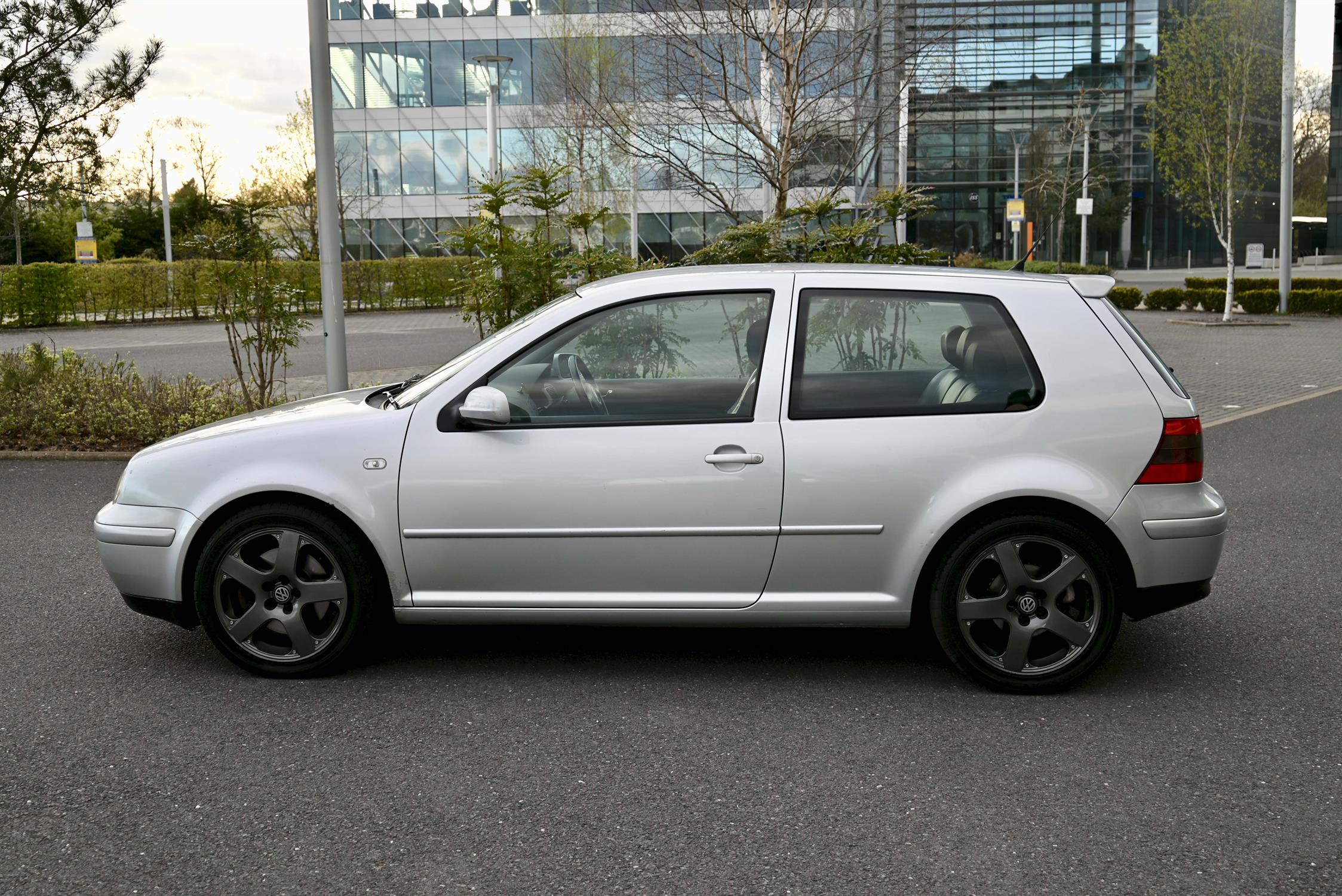 2001 (Mk 4) VW Golf V6 4MOTION 3-door hatchback Silver coachwork with black leather upholstery. - Image 5 of 13