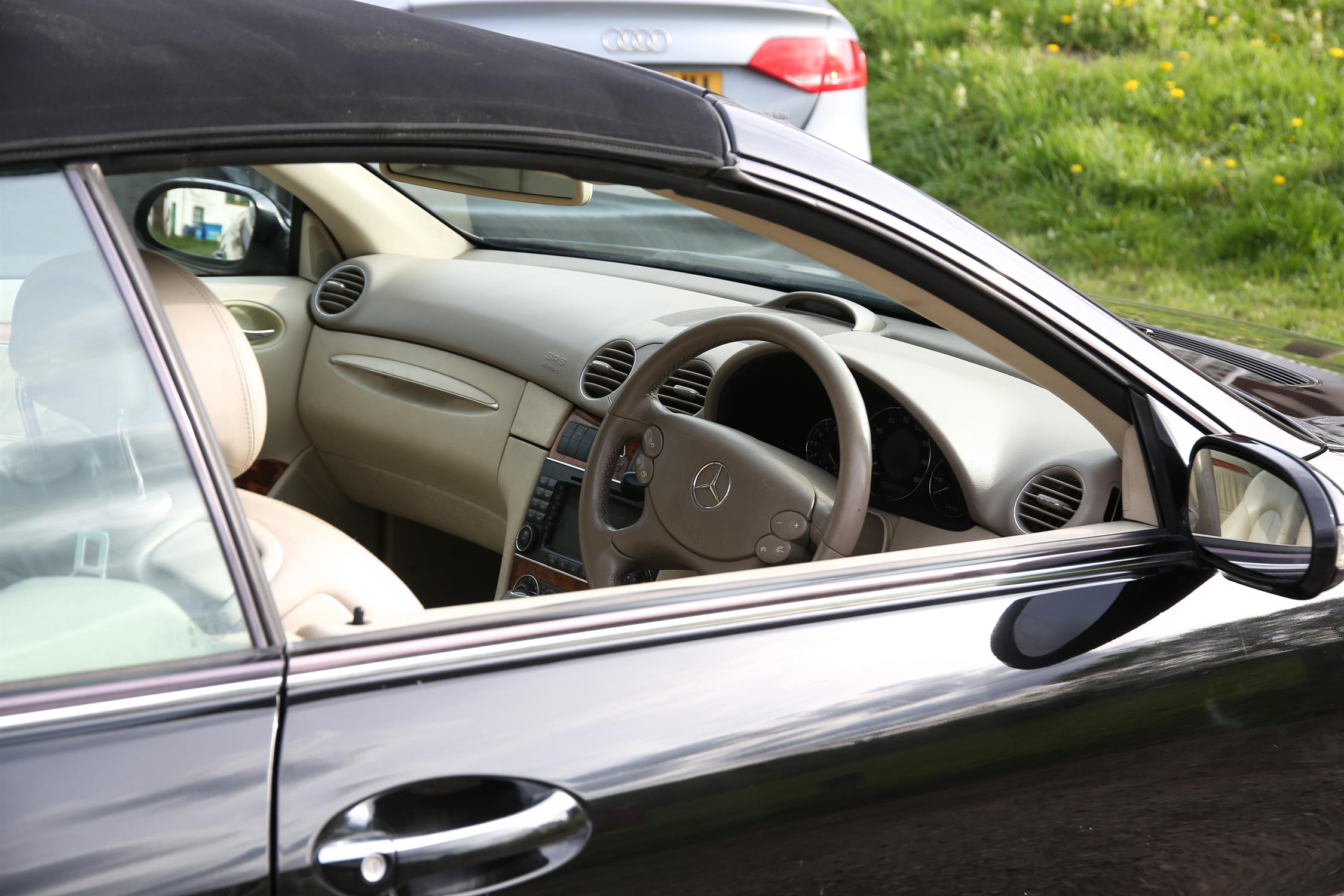 Mercedes CLK 200 Elegance Kompressor convertible in black. Registration number KV54 VTT. - Image 7 of 19