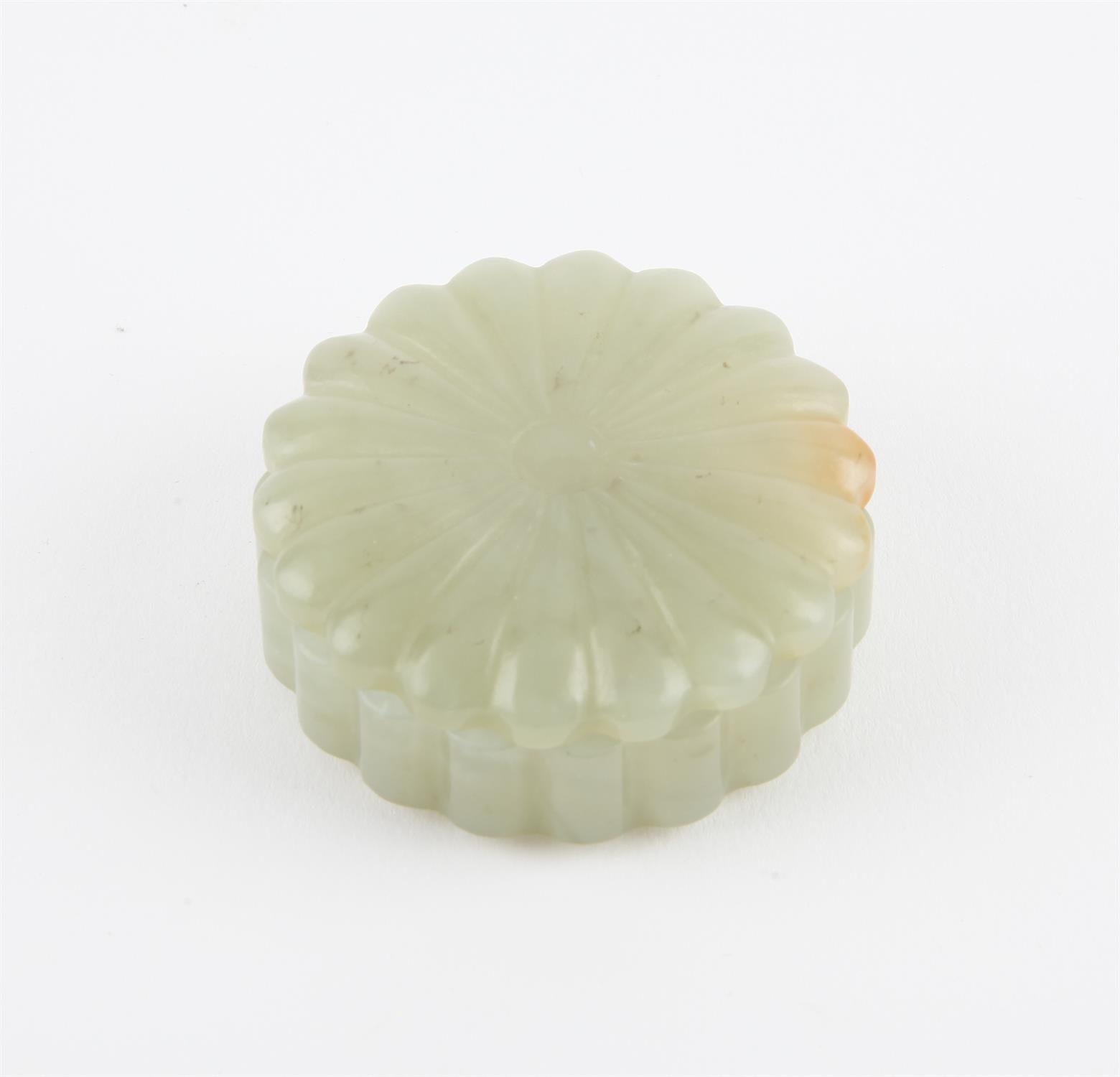 Small Chinese carved jade box and cover, Qing dynasty. Carved in chrysanthemum pattern. - Image 2 of 4