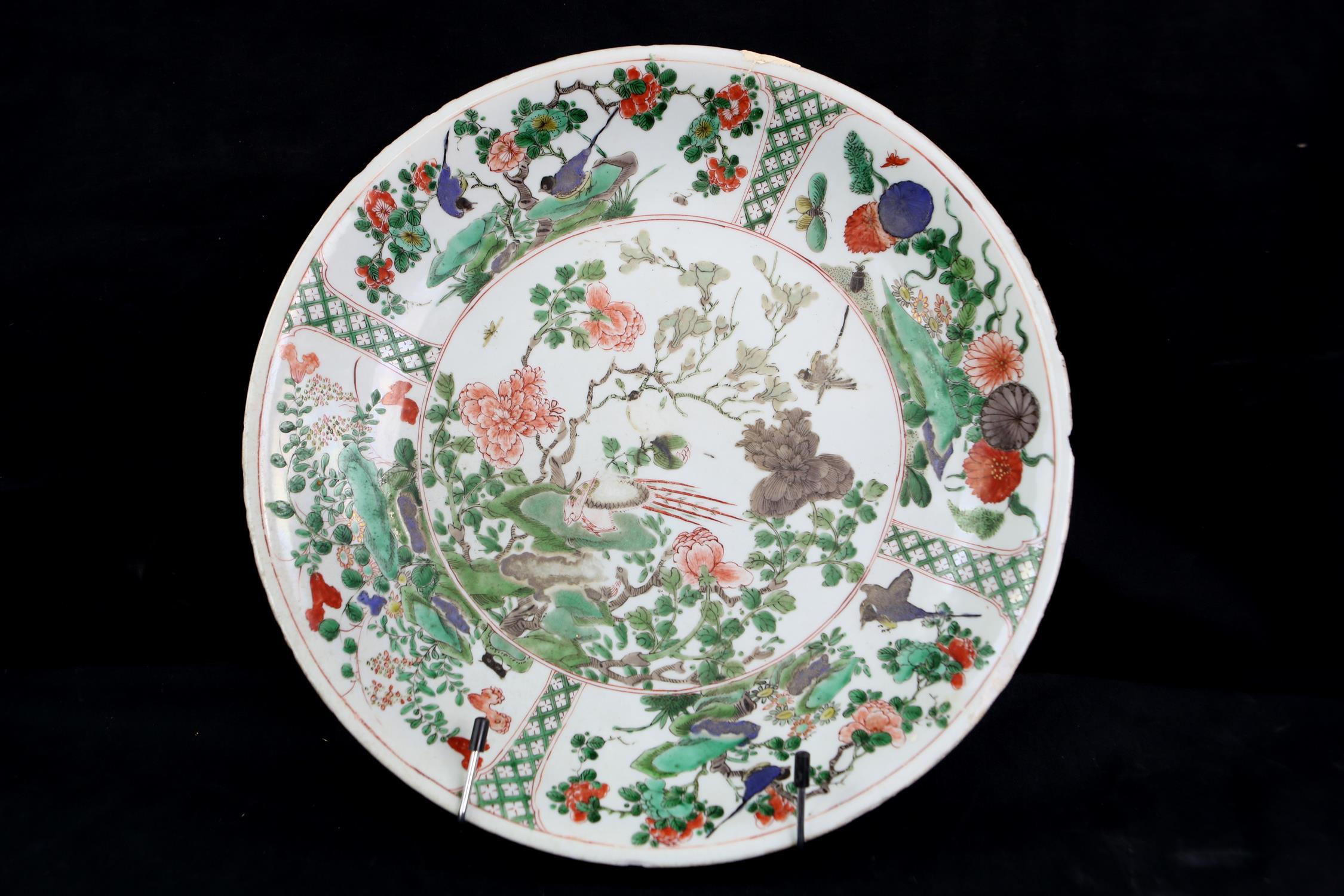 A Chinese Famille Verte Charger. Qing dynasty, Kangxi period the interior enameled with flowers and - Image 3 of 18