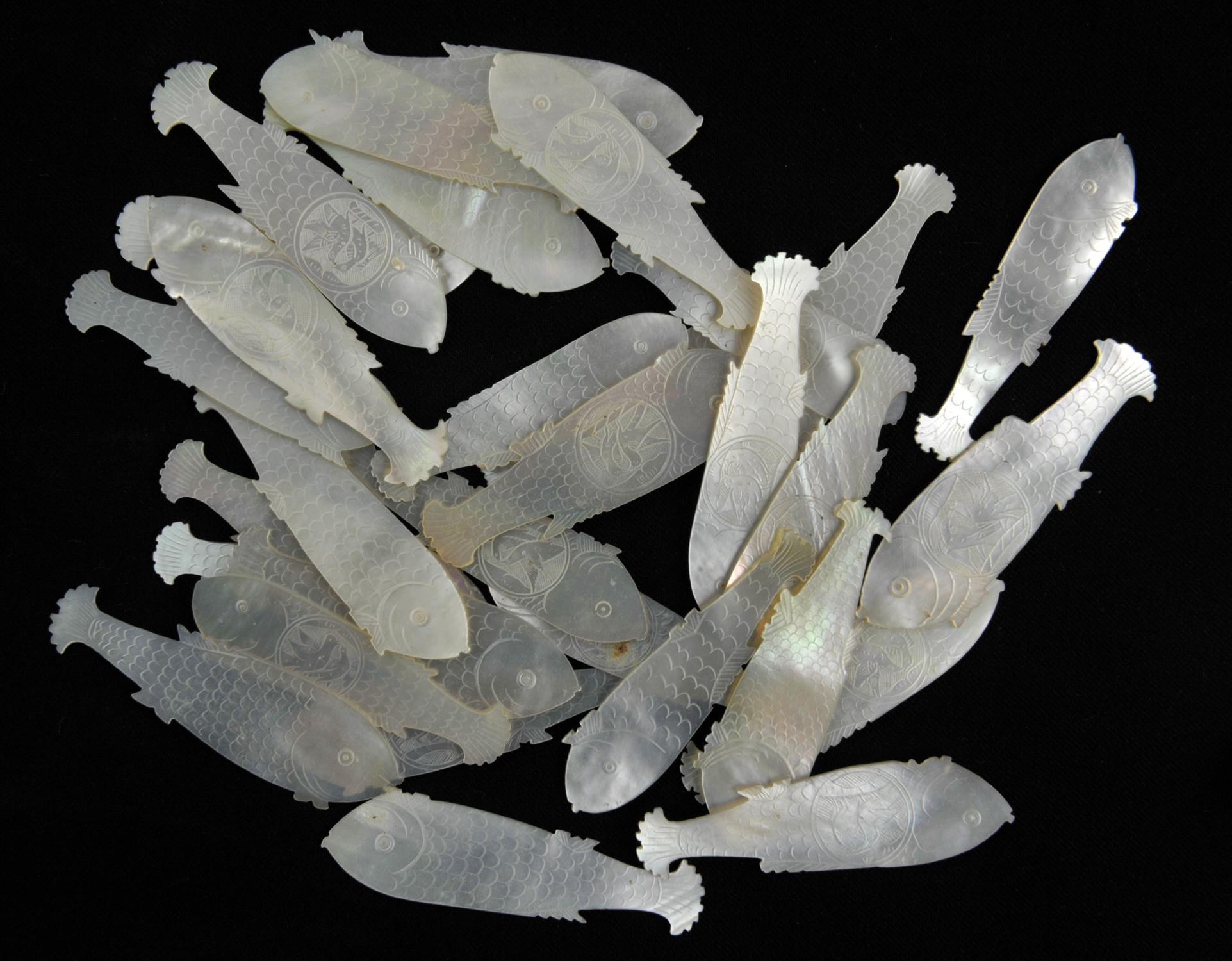 A Quantity of Chinese Mother of Pearl Counters. 19th century to include, more than 60 fishes (5. - Image 24 of 38