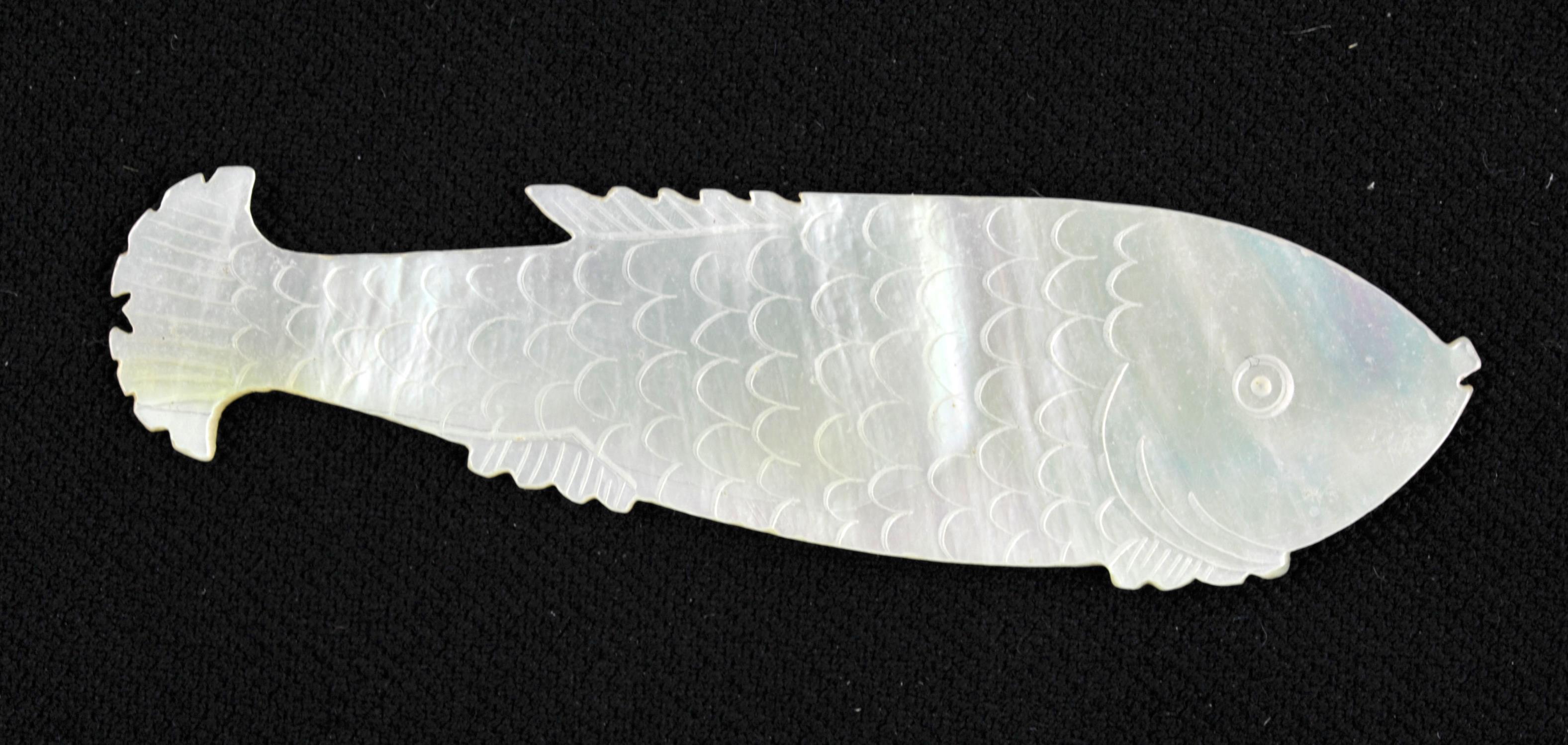 A Quantity of Chinese Mother of Pearl Counters. 19th century to include, more than 60 fishes (5. - Image 37 of 38